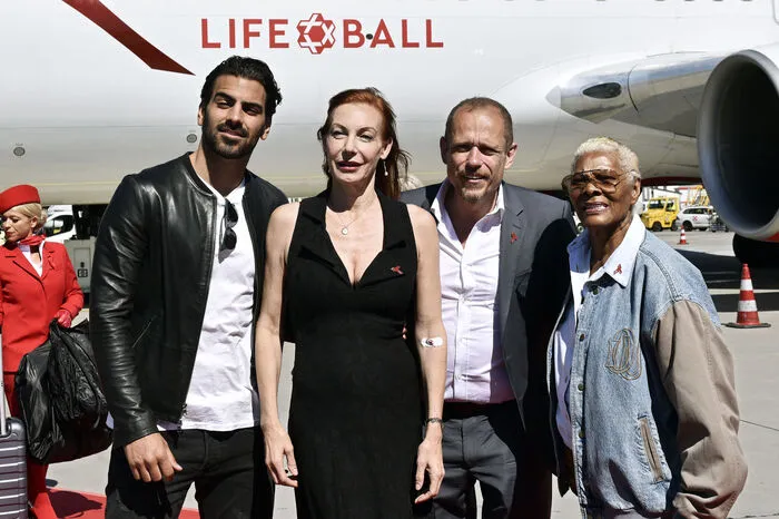 Model Nyle DiMarco, Sängerin Ute Lemper, Life Ball Organisator Gery Keszler, Sängerin Dionne Warwick bei der Ankunft in Wien