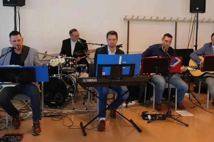 Für die musikalische Umrahmung sorgte die HTL-Band.