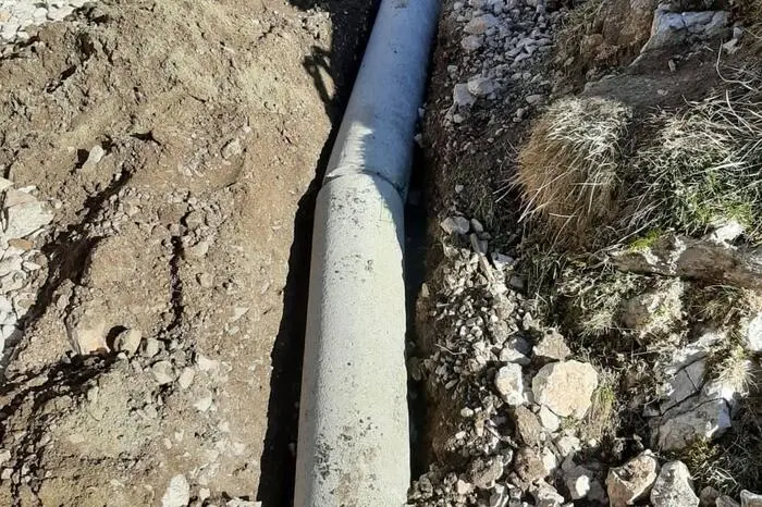 Die Rohre samt Leitung wurden eingegraben
