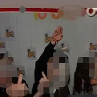 Nach diesem Foto, aufgenommen in einer Fotobox, ermittelt die Polizei