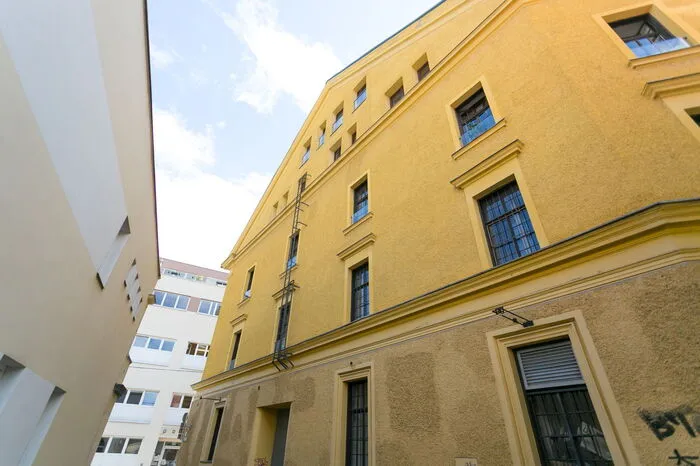 Für dieses System, das fast vier Meter hohe und bis zu 27 Meter (!) tiefe Räume ausbildet, hat Architekt Hans Gangoly loftartige Einraumwohnungen (samt integrierter Nasszelle) wabenartig zwischen die Holzsäulen eingepaßt.