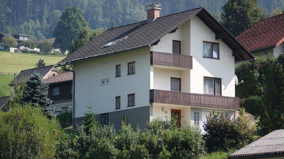 Aus diesem Haus stürzte der Bub. Er hatte großes Glück und erlitt nur Prellungen