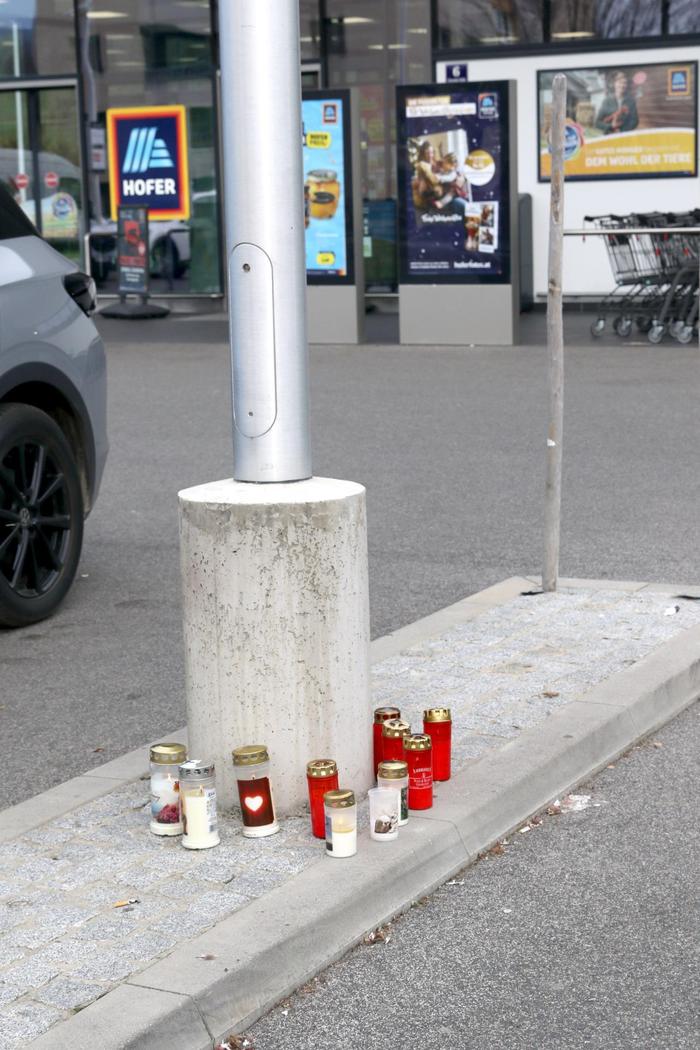 Verwandte und Freunde haben auf dem Parkplatz Kerzen für den Verstorbenen aufgestellt