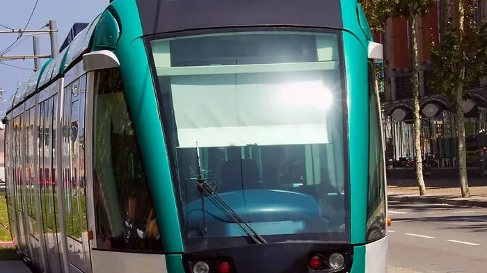 In Barcelona wurde das Konzept der „green tram“ umgesetzt: Die Straßenbahngleise werden nicht auf Asphalt, sondern auf einer Rasenfläche verlegt.