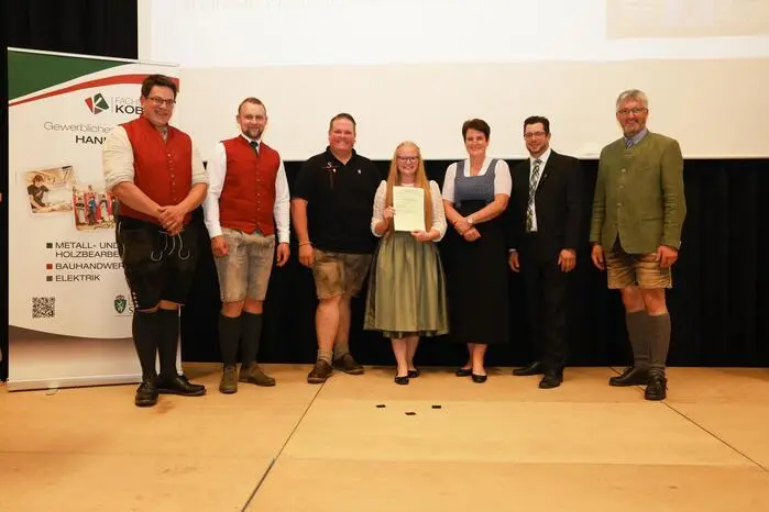An der Feier nahmen neben den Familien auch Ehrengäste aus Politik und Landwirtschaft, Vertreterinnen und Vertreter der Landwirtschaftskammer, ehemalige Lehrkräfte sowie weitere geladene Gäste teil. Musikalische Beiträge und Ansprachen begleiteten den Festakt.