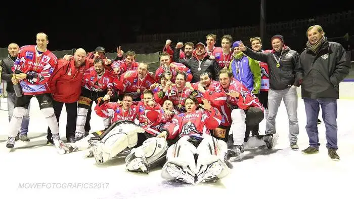 Kader: Brunner, Tiefnig, Andreas Marx, Michael Marx, Feil, Gerolin, Libiseller, D’Ambros, Daniel Marx, Tscharnig, Grubelnik, Dejaco, Degenhart, Bacher, Rom, Unterlercher, Blassnig, Kaindl, Moser, Schneider. Trainer: Jiri Broz/Ferdl Neumayer. Der UEC Lienz hat sich im Sommer dazu entschlossen, sich aus der Division I zurückzuziehen und an der Division II teilzunehmen. „Dabei war die vorausschauende Entwicklung unseres Nachwuchses ausschlaggebend. Wir wollen in Zukunft bei unserer Kampfmannschaft nur auf Eigenbauspieler setzen“, erklärte Obmann Ernst Köfele. Die Eislöwen schlossen den Grunddurchgang mit acht Siegen aus zehn Spielen auf Platz eins ab, blieben im Halbfinale gegen Prägraten (8:2, 8:2) und im Finale gegen Huben II (3:2 und 4:3) ohne Niederlage.
