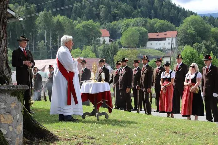 Einen Tag davor fand vor der Margarethen-Kirche durch Diakon Wolfgang Putzinger und Mesner Jakob Bergmann die traditionelle Kirchtagsegnung und anschließend das Kirchtagsladen gemeinsam mit der „Trachtenkapelle Tiffen“ unter Kapellmeisterin Andrea Enger und der „Uniformierten Schützengarde Tiffen“ mit Obmann und Oberleutnant Marco Liendl, Hauptmann Alfred Thaler und Leutnant Walter Riepl durch den Ort statt.