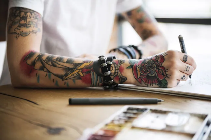 ... Tattoos, die man lieber verstecken möchte: Bei großer Hitze ist die nächste Modesünde oft nicht fern. "Das ist jetzt wirklich eine schwierige Zeit. So heiß wie jetzt war es ewig nicht. Und ich glaube, dass es für viele Menschen dann zweitrangig ist, wie sie aussehen, weil sie einfach nur schwitzen", sagt Designer Michael Michalsky.
