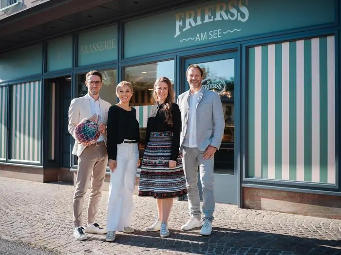 Familie Frierss vor dem neuen Standort in Velden