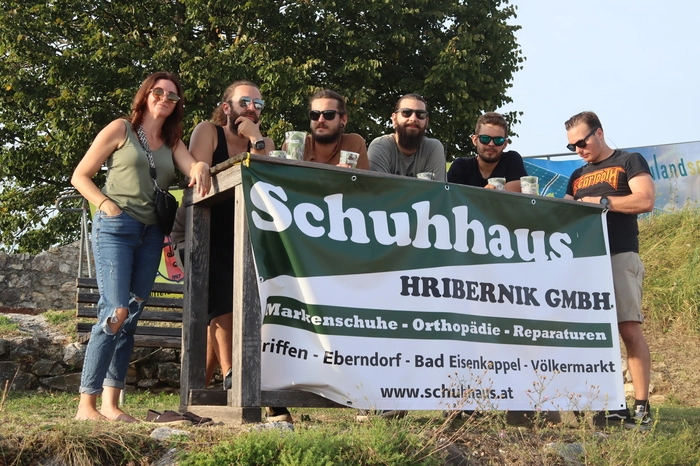 Klicken Sie sich durch die Bilder von Besucher und diverser Bands.