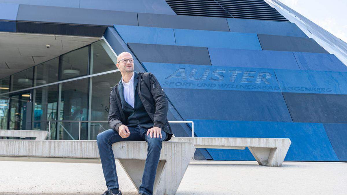 Bernd Pürcher vor der Auster in Eggenberg