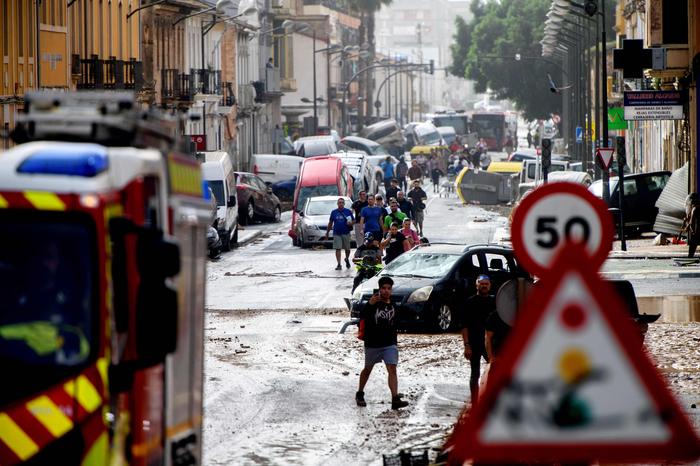 Spuren der Zerstörung: Durch die Fluten wie Spielzeug übereinandergeworfene Autos in Valencia