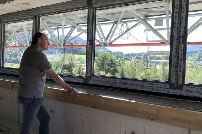 Schöne Aussichten: Klaus Bartelmuss in seinem künftigen Büro im obersten Stockwerk des 26 Meter hohen IBS-Towers