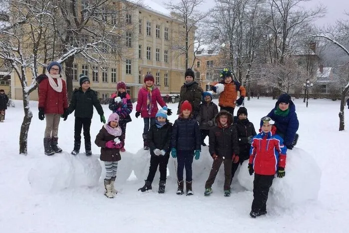 Die 2a der Volksschule Judenburg Stadt kann sich im frischen Schnee austoben