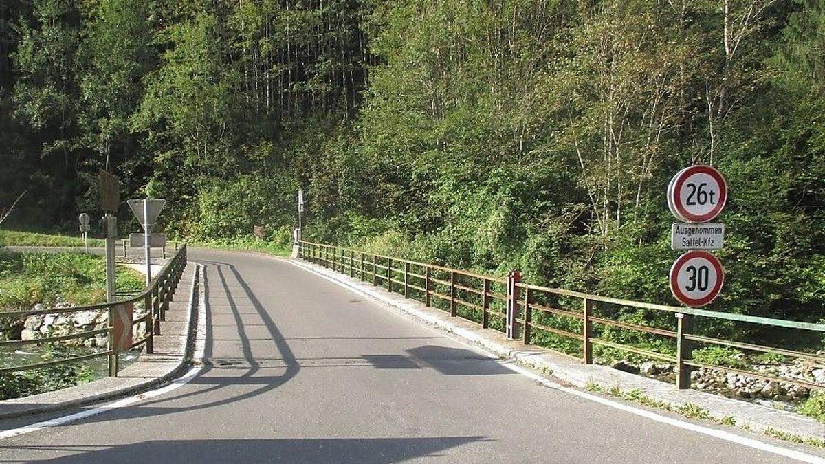 Die Erzbachbrücke ist derzeit auf 26 Tonnen Gewicht beschränkt