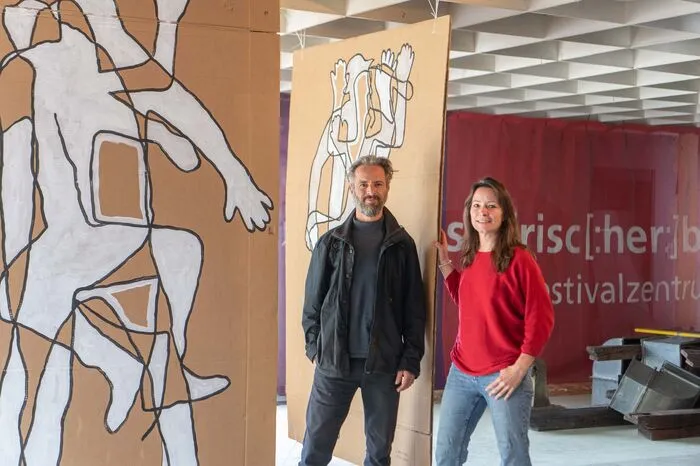Igor Petkovic und Dominika Kalcher von "Aporon 21" und andere Künstler haben das ehemalige Möbelhaus in den letzten eineinhalb Jahren als Atelier genutzt. Das Gewerbezentrum, in dem das 2008 geschlossene Möbelhaus zu finden ist, soll von 2023 bis 2025 zur Wohnsiedlung werden.