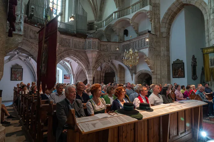 Gekonnt wechselte Stangl vom Instrument zu Gesangseinlagen. Gleichzeitig wurde aber auch das Publikum mit einbezogen und zum Mitsingen animiert. 