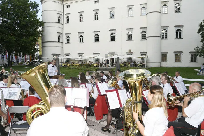 Hat bereits Tradition: Die Stadtkapelle Spittal begrüßte die Besucher der Komödienspiele im Schlosspark.