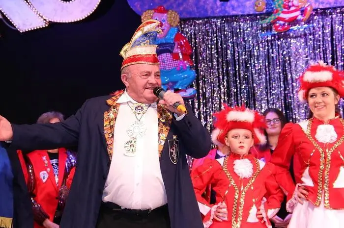 Die Köflacher Faschingsgilde unter Regisseur und Conferencier Karl Christandl hatte wieder eine mit viel Musik und Pointen gespickte Faschingsrevue auf die Bühne gestellt, welche die zahlreichen Besucher, unter ihnen auch eine Gruppe aus Sillian in Osttirol, zu Begeisterungsstürmen hinriss und ihre Lachmuskeln strapazierte. 
