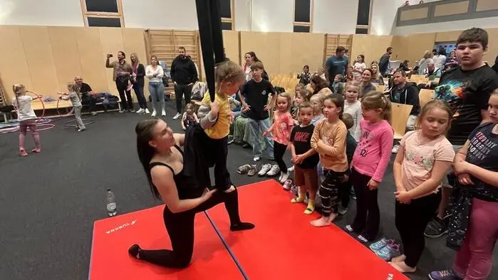 Mit einem bunten Programm aus Zauberei, Akrobatik und Mitmachzirkus wurde die „Magic Kids Show“ des Kiwanis-Clubs am 24. Mai zum Erfolg.