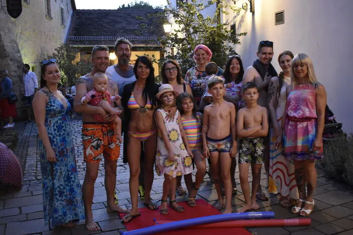 In der unteren Langgasse präsentierten die Models von Busetto moderne Strandmode für Damen, Herren und Kinder.
