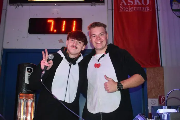 Das DJ-Duo „Penguin“ sorgte für Stimmung am Eis.