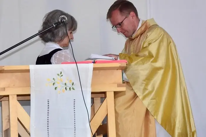 Dazu feierte der Jungpriester auf dem Altartisch, auf den vor genau 36 Jahren  Papst Johannes Paul II. in Gurk vor 70.000 Gläubigen die Papstmesse zelebrierte. 