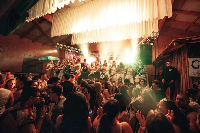 Vergangenen Samstag lud die Ortsgruppe der Landjugend Geistthal bereits zum sechsten Mal in die Halle für Alle, um für Sommerstimmung zu sorgen.