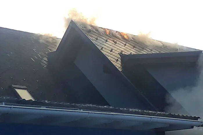 Die Flammen griffen auf das Wohnhaus an der Riesstraße über