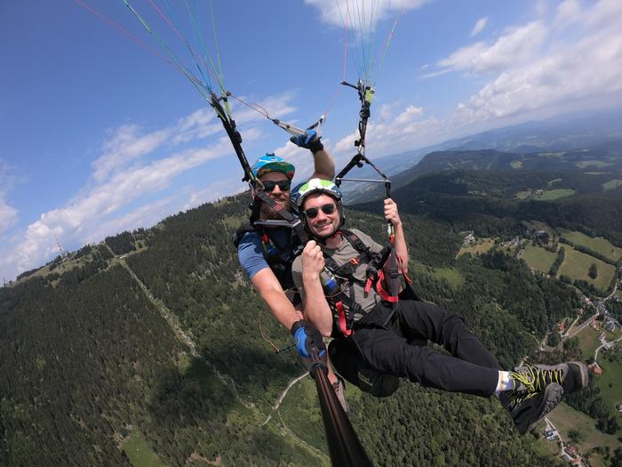 Redakteur Michael Kloiber mit Fluglehrer Andi von der Flugschule Steiermark 