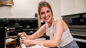 Zur Arbeit als Klavierbaumeisterin gehört die Konzertbetreuung sowie die Reparatur und Wartung von Klavieren. 