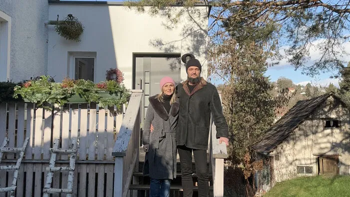 Elenia Livanios und ihr Lebensgefährte Gert Pribitzer auf der neu geschaffenen Veranda.