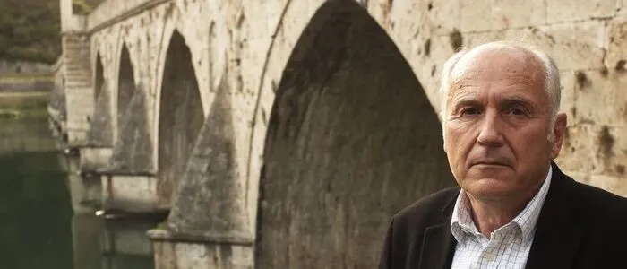 Valentin Inzko im Frühsommer 2021 vor der Brücke über die Drina in Višegrad in Bosnien und Herzegowina