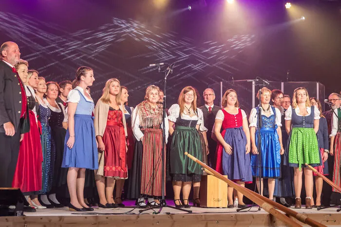 Der Gemischte Chor St. Lorenzen trat als Vorgruppe auf und überraschte mit einem gemeinsamen Song mit den Seern.