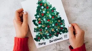 Finger für Finger entsteht der Christbaum | Finger für Finger entsteht der Christbaum