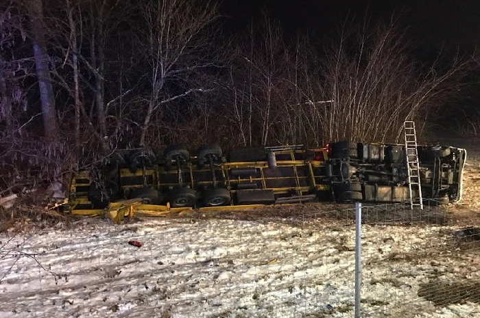 Kurz nachdem die Einsatzkräfte der Freiwilligen Feuerwehren am Unfallort eintrafen, wurden sie bereits zum nächsten Unfall alarmiert. Nur eineinhalb Kilometer entfernt war ein weiterer türkischer Sattelschlepper von der Fahrbahn abgekommen.