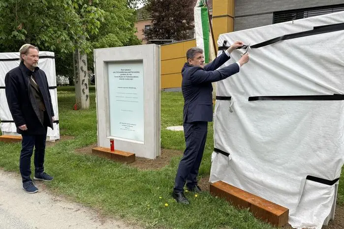 Zum Abschluss dieser bewegenden Gedenkveranstaltung meinte Guschlbauer: „Vielleicht wird dieser Stadt- und Gedenkpark hier in Fürstenfeld in Zukunft sogar zu einem Park der Menschenrechte, in dem wir darüber nach- und vorausdenken können, was uns als Gesellschaft trägt und zusammenhält.“