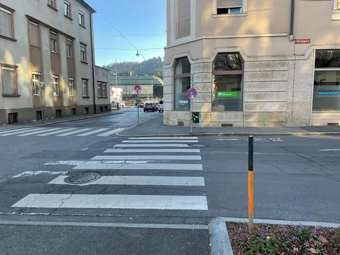 Die Unfallstelle: Auf diesem Zebrastreifen wurde der Mann vom Bus erfasst