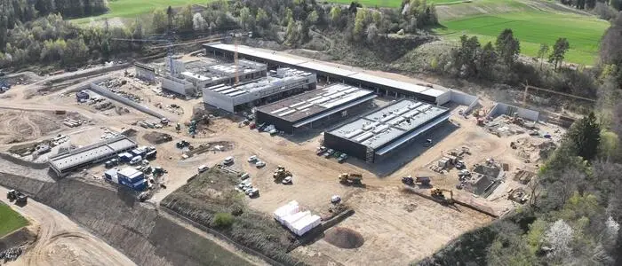 Große Hallen aus der Luft aufgenommen