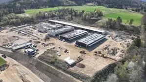 Große Hallen aus der Luft aufgenommen