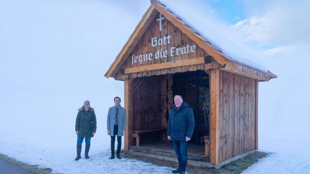 Gemeindekassierin Yvonne Zapf, Bürgermeister Stefan Hofer und Vizebürgermeister Berthold Strobl vor der restaurierten Kapelle