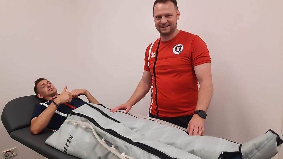 Ivan Saravanja in den Regenerations-Boots mit Masseur Matej Vidovic