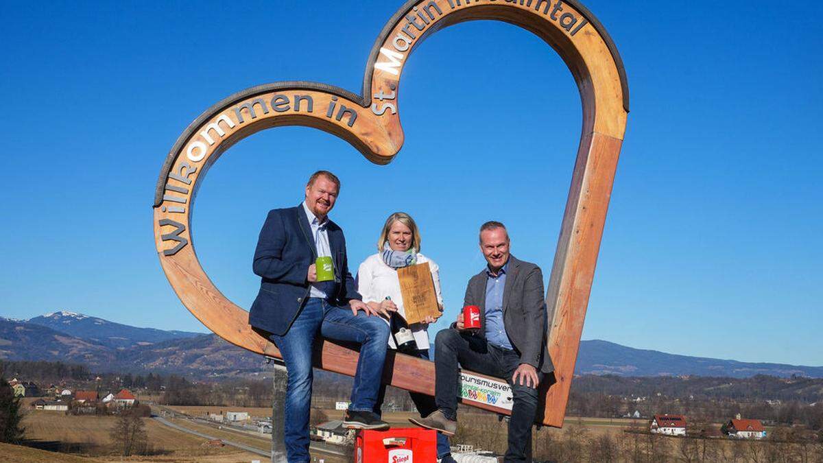 Die frisch gebackenen &quot;Bierwirte des Jahres&quot; Christian und Christina Schoberleitner mit Rene Decker von der Brauerei Stiegl