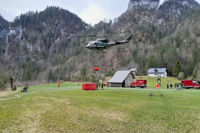Beenden konnte man die Löscharbeiten bisher noch nicht, Feuerwehr-Bereichssprecher Christoph Schlüßlmayr rechnet damit, dass die Brandbekämpfung in Wildalpen noch bis Donnerstag andauern könnte