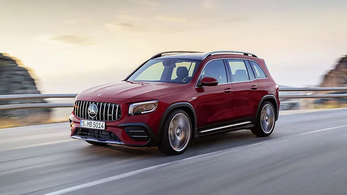 Kaum hat Mercedes den GLB vom Stapel gelassen, schon machen die Affalterbacher dem SUV Beine: AMG implantiert dem Siebensitzer den aus der Kompaktfamilie bereits wohlbekannten 2-Liter-Vierzylinder-Turbo, der 306 PS und 400 Newtonmeter maximales Drehmoment leistet.