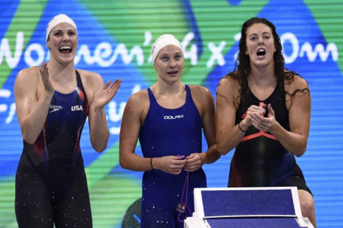 Schwimmerinnen aus den USA feuern ihre Teamkollegin beim 4x200 Freistil-Bewerb an