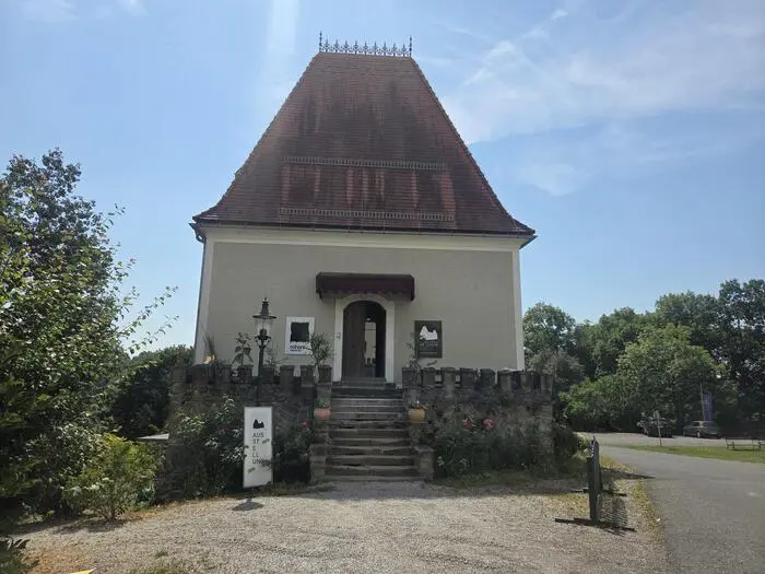 Seit 1981 arbeitete Marianne Bäck als Teppichverkäuferin und später als Restauratorin auf Schloss Kornberg 
