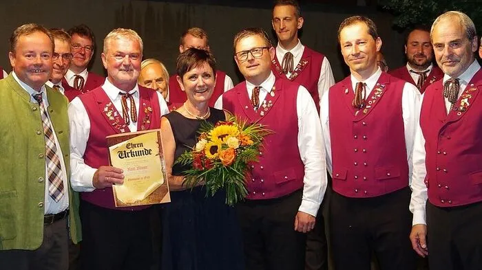 Johann Schuster, Karl Klinar mit Gattin Sigrid, Obmann Hellmuth Koch, Stellvertreter Harald Grossegger und Chorleiter Bernhard Zlanabitnig