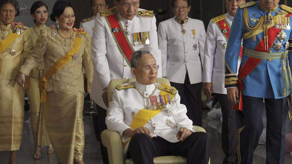 Bhumibol im Rollstuhl auf einem Archivfoto von 2011