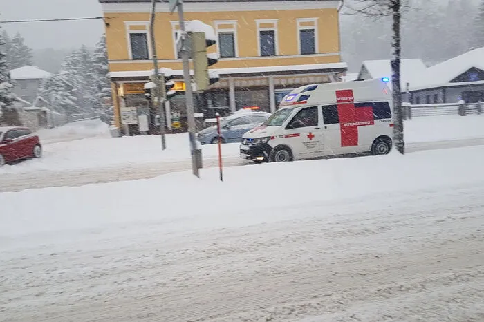 Auch Einsatzkräfte müssen mit Blaulicht über die rutschigen Straßen!